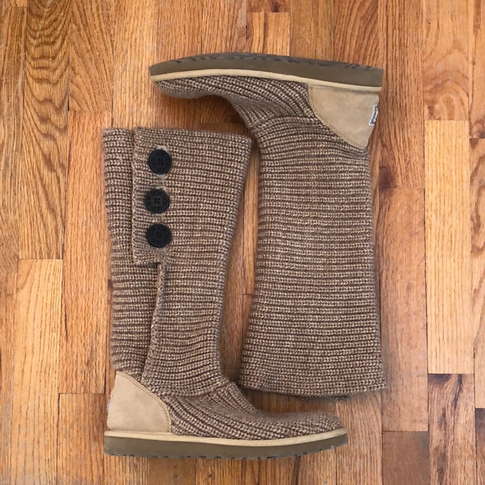 UGG Sweater boots. Barley worn, perfect for fall. Size 9.